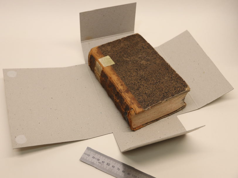 passgenau angefertiger säurefreier Schutzkarton für übersäuerte Bücher