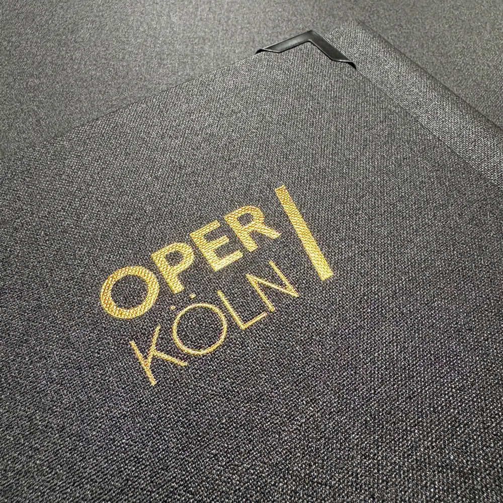 Pultmappe der Oper Köln mit Klappe, Prägung und Eckenverstärkung